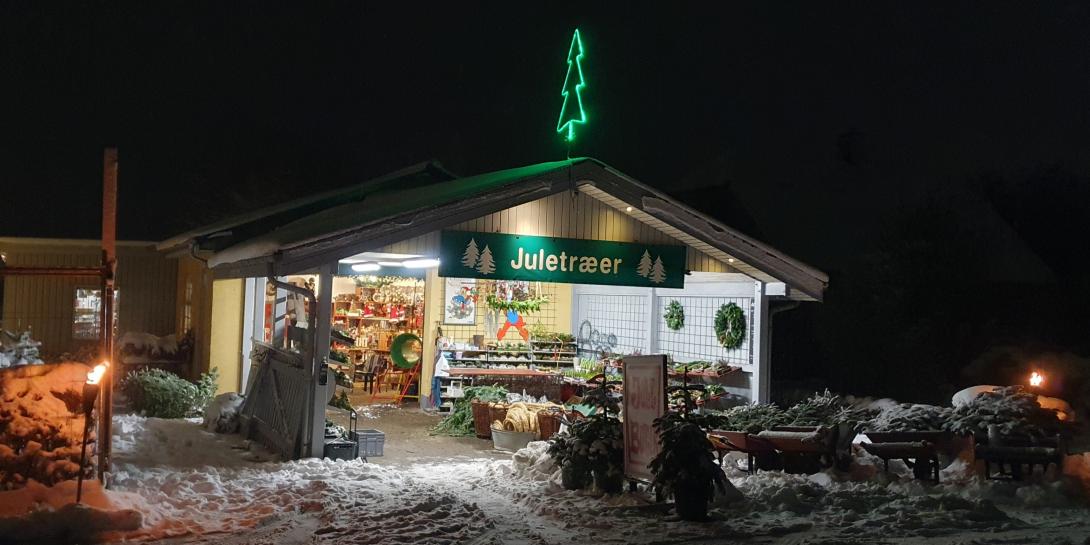 Ådalens Juletræer tilbyder Juletræer, Pyntegrønt, Stedsegrønt, Gravpynt, Juledekorationer og Juleartikler